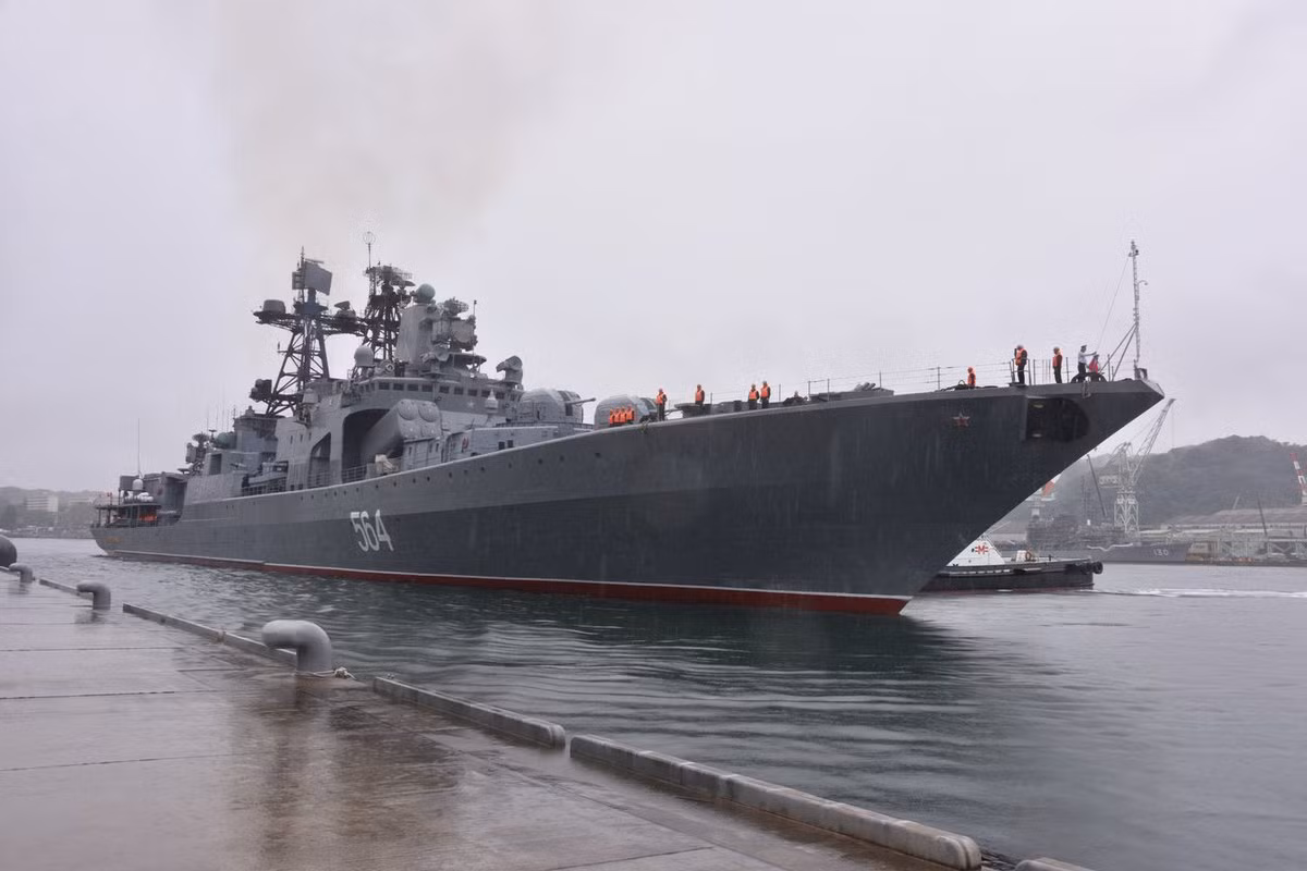 Còn để ngăn chặn con tàu USS Chafeee này, Nga đã sử dụng tới tàu chống ngầm cỡ lớn của Nga, con tàu Đô Đốc Tributs.