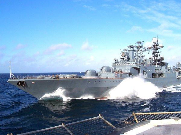 Dù vậy, con tàu vẫn đảm bảo về tốc độ và sự cơ động của mình. Được trang bị 2 trục đẩy COGAG, 4 tua-bin khí, giúp con tàu đảm bảo tốc độ với tốc độ tối đa đạt 35 hải lý/ giờ.