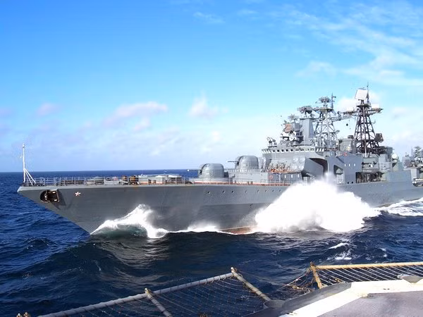 Dù vậy, con tàu vẫn đảm bảo về tốc độ và sự cơ động của mình. Được trang bị 2 trục đẩy COGAG, 4 tua-bin khí, giúp con tàu đảm bảo tốc độ với tốc độ tối đa đạt 35 hải lý/ giờ.