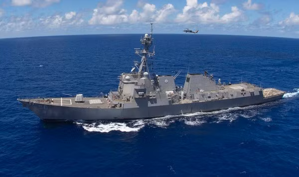 "Sau khi nhận được cảnh báo, thay vì thay đổi hướng đi để rời khỏi khu vực đã đóng cửa, tàu khu trục Chafee lại nổi lên với hàm ý rằng máy bay trực thăng của nó sắp cất cánh từ boong, có nghĩa là không thể thay đổi hướng đi và tốc độ, và đã thực hiện các hành động vi phạm biên giới quốc gia của Liên bang Nga ở Vịnh Peter Đại đế ", tuyên bố viết.