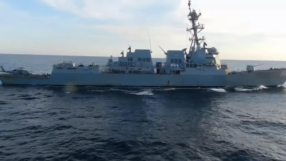 Nga cho rằng hành động của thủy thủ thuộc đoàn tàu khu trục mang tên lửa dẫn đường của Mỹ là vi phạm nghiêm trọng các quy định quốc tế về ngăn ngừa va chạm trên biển, cũng thỏa thuận liên chính phủ Nga-Mỹ năm 1972 về ngăn chặn các sự cố trên biển và trong vùng trời quốc tế.