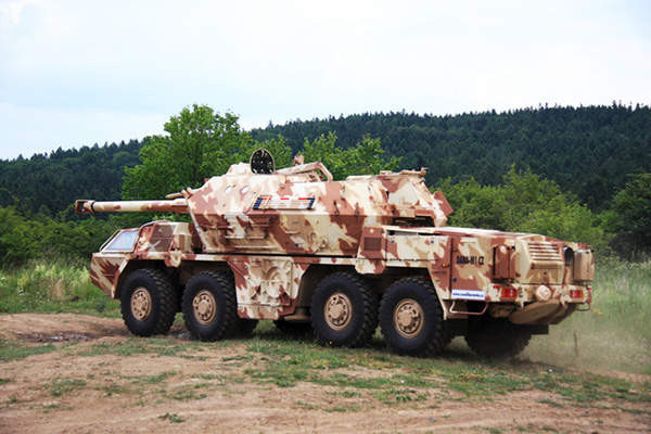 Trên danh nghĩa, mỗi sư đoàn có 24 pháo tự hành Dana và sẽ được trang bị lại với số lượng pháo tự hành CAESAR tương đương (tổng số hệ thống Dana, bao gồm cả những hệ thống đang được niêm cất, hiện là 86 chiếc trong quân đội của Cộng Hoà Séc).