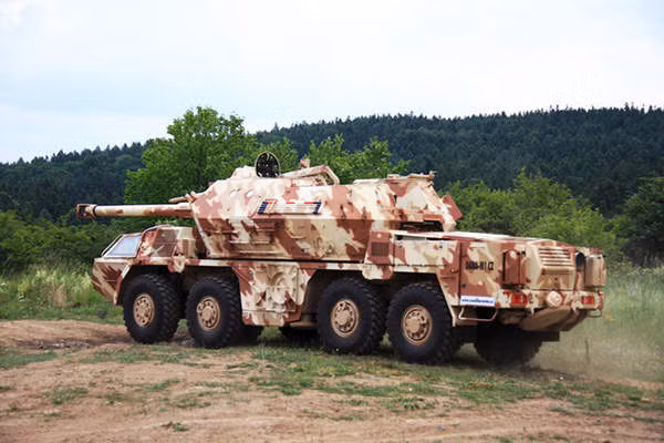 Trên danh nghĩa, mỗi sư đoàn có 24 pháo tự hành Dana và sẽ được trang bị lại với số lượng pháo tự hành CAESAR tương đương (tổng số hệ thống Dana, bao gồm cả những hệ thống đang được niêm cất, hiện là 86 chiếc trong quân đội của Cộng Hoà Séc).