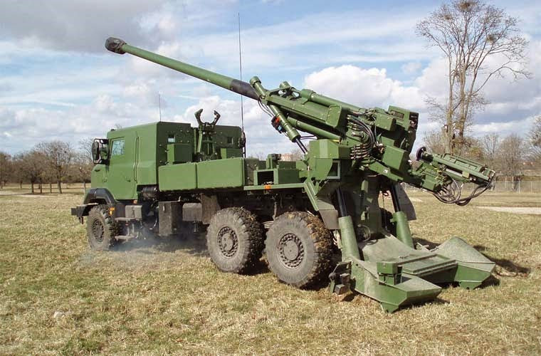 Biến thể CAESAR thực hiện trên khung xe Tatra T815 (8x8) được giới thiệu lần đầu tiên vào năm 2015 và Đan Mạch là khách hàng đầu tiên của họ vào năm 2017, đã ký hợp đồng 15 hệ thống này (sau đó tăng lên 19), việc giao hàng bắt đầu vào mùa thu năm 2019.