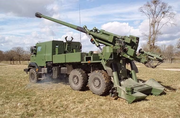 Biến thể CAESAR thực hiện trên khung xe Tatra T815 (8x8) được giới thiệu lần đầu tiên vào năm 2015 và Đan Mạch là khách hàng đầu tiên của họ vào năm 2017, đã ký hợp đồng 15 hệ thống này (sau đó tăng lên 19), việc giao hàng bắt đầu vào mùa thu năm 2019.