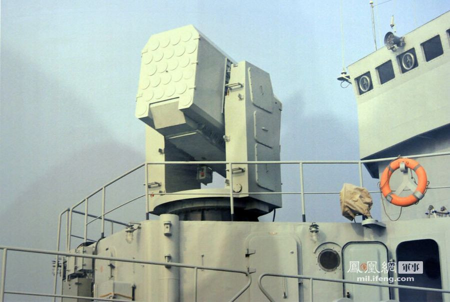 Ngoài sự hiện diện của tổ hợp trên, các tàu sân bay này còn có mang theo tổ hợp pháo phòng không tầm cực gần Type 1030, được bố trí 3 tổ hợp rải từ mũi – thân – đuôi của các tàu này. Các tổ hợp được trang bị pháo cỡ nòng 30mm.