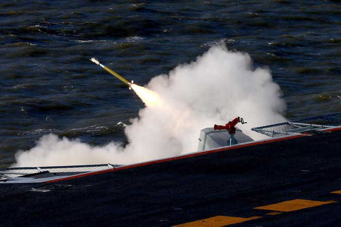 Sự thua kém hiện hữu cả về số lượng và công nghệ. Song, các hàng không mẫu hạm “lạc hậu” của Trung Quốc còn có khả năng phòng vệ cũng kém hơn nhiều so với các tàu sân bay tối tân của Mỹ.