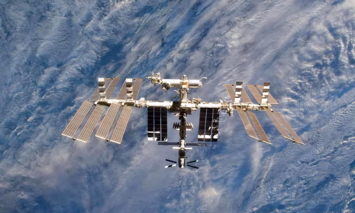 Chứ chưa nói đến, loại hình tấn công bắn phá quỹ đạo này được triển khai từ chính những vệ tinh ngoài vũ trụ, ở nơi mà độ chính xác trở nên cao hơn bao giờ hết, có thể giải quyết gọn gàng tàu sân bay dù chỉ với một chiếc “que”. Nguồn ảnh: Báo tin tức.