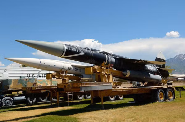 Tên lửa phòng không này được trang bị bởi Mỹ và Canada. Hầu hết các tên lửa từng được triển khai đều mang theo đầu đạn hạt nhân W40 công suất lớn, khi phát nổ sẽ đảm bảo tiêu diệt mục tiêu trong bán kính 800m.