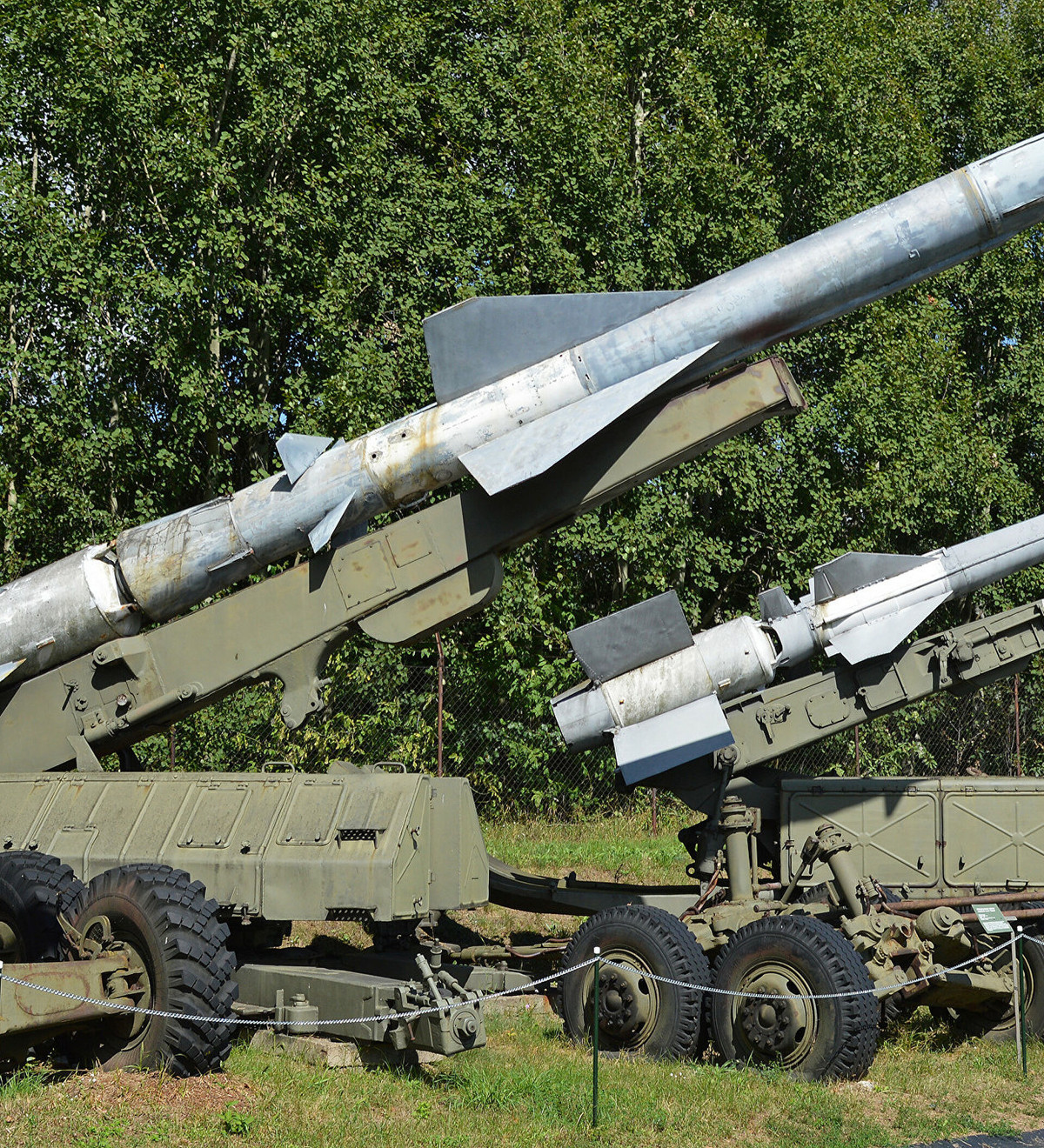 Ngoài ra, còn có sự góp mặt của hệ thống phòng không tên lửa “huyền thoại” của Nga là S-75. Đây cũng là hệ thống đã trở thành hệ thống phòng không tên lửa hàng loạt đầu tiên của Nga và có một số các biến thể khác nhau.