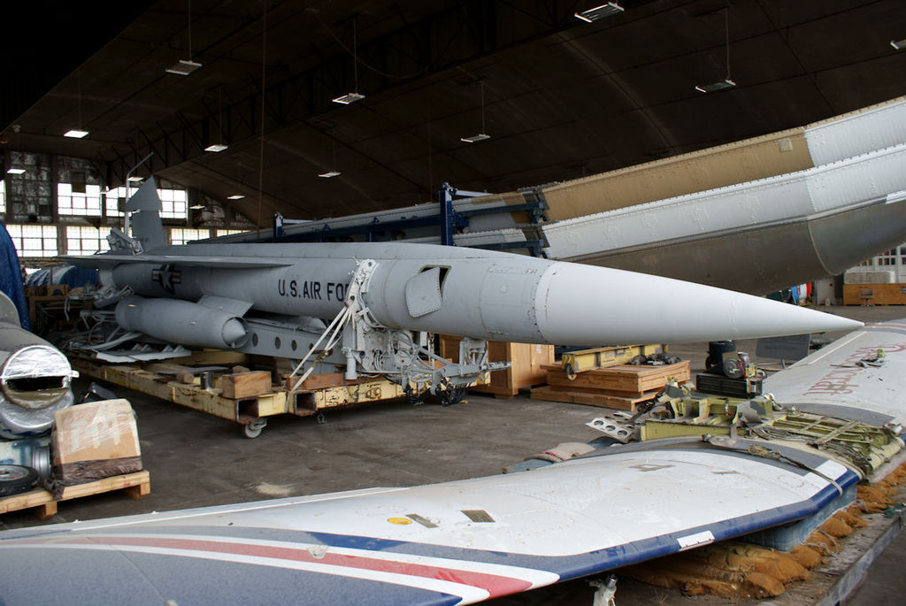 CIM-10 Bomarc ban đầu, chúng được thiết kế để triển khai trên máy bay chiến đấu đánh chặn, máy bay không người lái. Nhưng do có độ phức tạp quá cao, tên lửa này đã được chuyển đổi thành một hệ thống phòng thủ tên lửa của Mỹ.