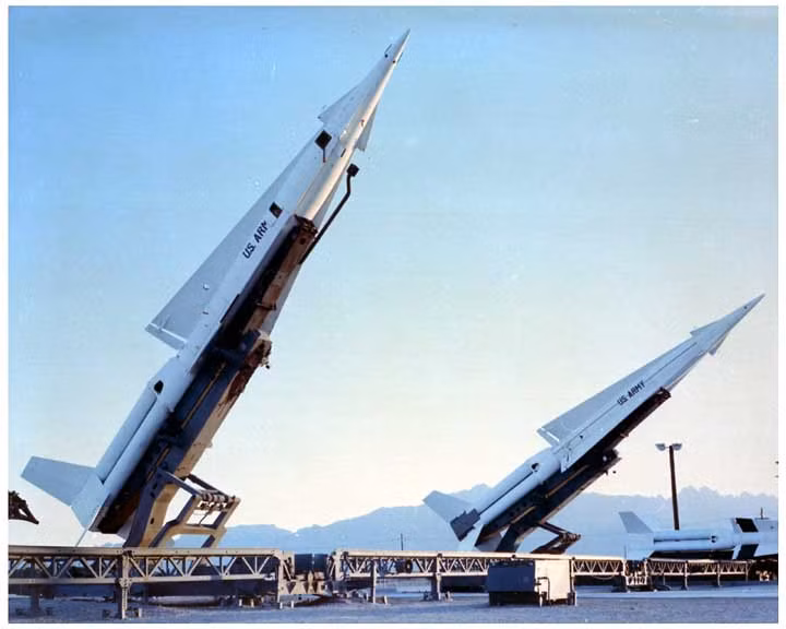 Tiếp đến, còn có hệ thống MIM-14 Nike-Hercules của Mỹ - Hệ thống phòng không tầm xa đầu tiên trên thế giới. Có cho mình khả năng “hủy diệt” các mục tiêu ở độ cao 40km và khoảng cách 140km.