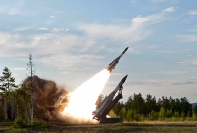 Tên lửa phòng không tầm xa của hệ thống này có khả năng đánh chặn ở khoảng cách tới 240km, với độ cao của mục tiêu bay vào khoảng 40km.