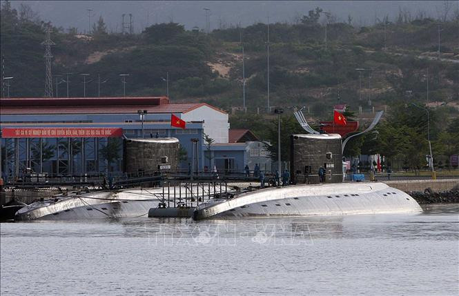 Các tàu ngầm lớp Kilo hiện diện trong biên chế của Lữ đoàn Tàu ngầm 189, đều thuộc lớp tàu ngầm quân sự chạy năng lượng diesel – điện của Nga, được xây dựng từ năm 1982 trong khuôn khổ Đề án 636, và còn được mệnh danh là một trong những loại tàu ngầm chạy êm nhất trên thế giới với khả năng “biến mất” của mình. Nguồn ảnh: TTXVN.