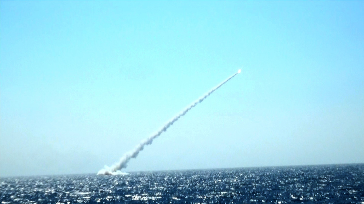 Các tàu ngầm lớp Kilo được trang bị đầy đủ vũ khí cho mọi tình huống, mỗi tàu được trang bị tới 6 ống phóng ngư lôi cỡ 533mm tiêu chuẩn, tối đa 8 tên lửa với uy lực mạnh mẽ, sẵn sàng chống lại các kẻ thù trong khu vực. Nguồn ảnh: baohaiquanvietnam.vn