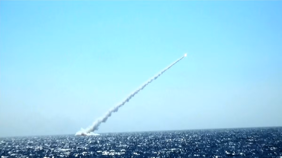 Các tàu ngầm lớp Kilo được trang bị đầy đủ vũ khí cho mọi tình huống, mỗi tàu được trang bị tới 6 ống phóng ngư lôi cỡ 533mm tiêu chuẩn, tối đa 8 tên lửa với uy lực mạnh mẽ, sẵn sàng chống lại các kẻ thù trong khu vực. Nguồn ảnh: baohaiquanvietnam.vn