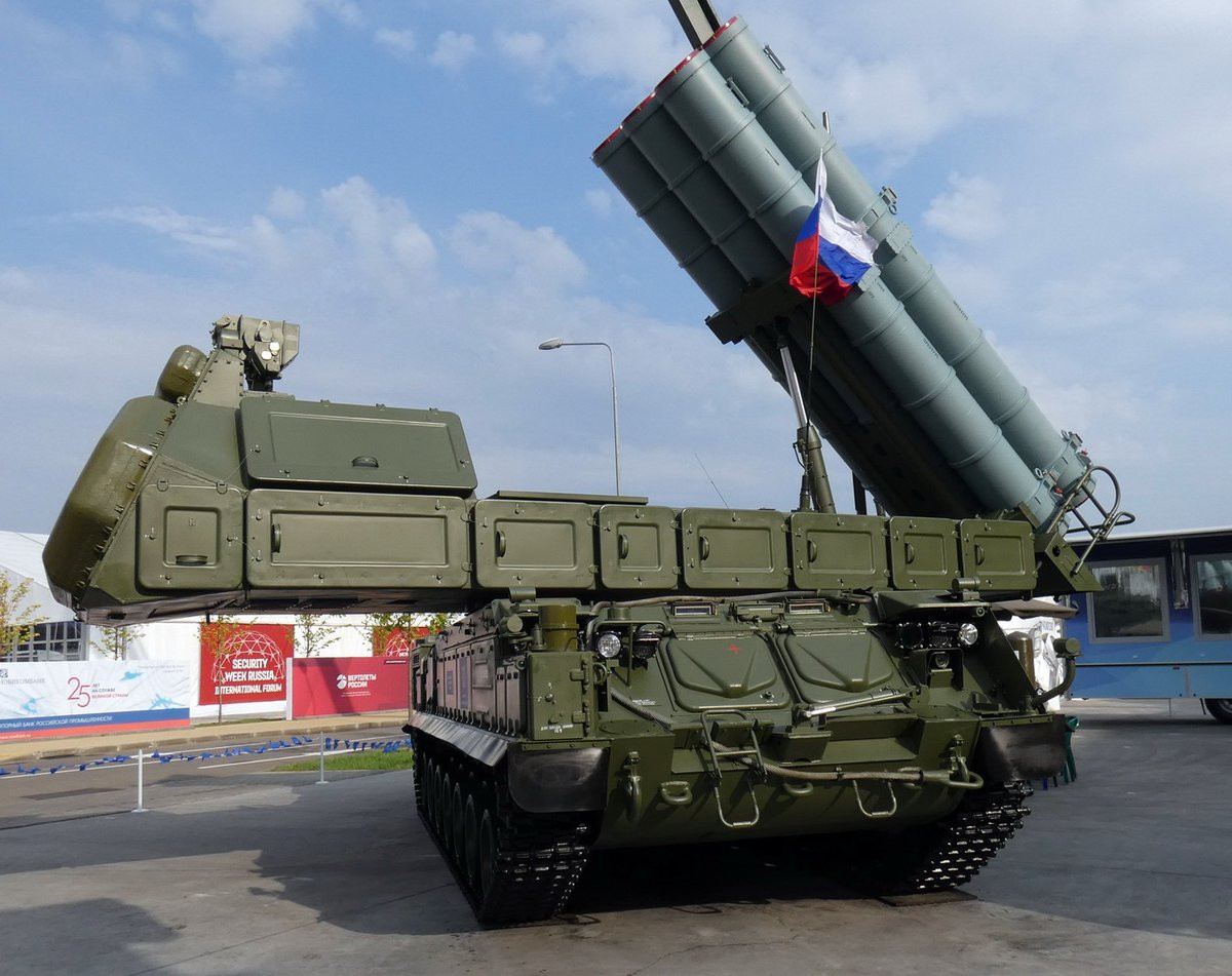 Ngoài ra, mỗi bệ phóng này của Buk-M3 đều mang các hệ thống tác chiến tự chủ, như radar đa chức năng riêng, hệ thống điều khiển kỹ thuật số và mang khả năng tự động tác chiến. Với điều này, Buk-M3 mang khả năng theo dõi 12 mục tiêu cùng lúc, khai hoả đánh chặn 6 mục tiêu đồng loạt.