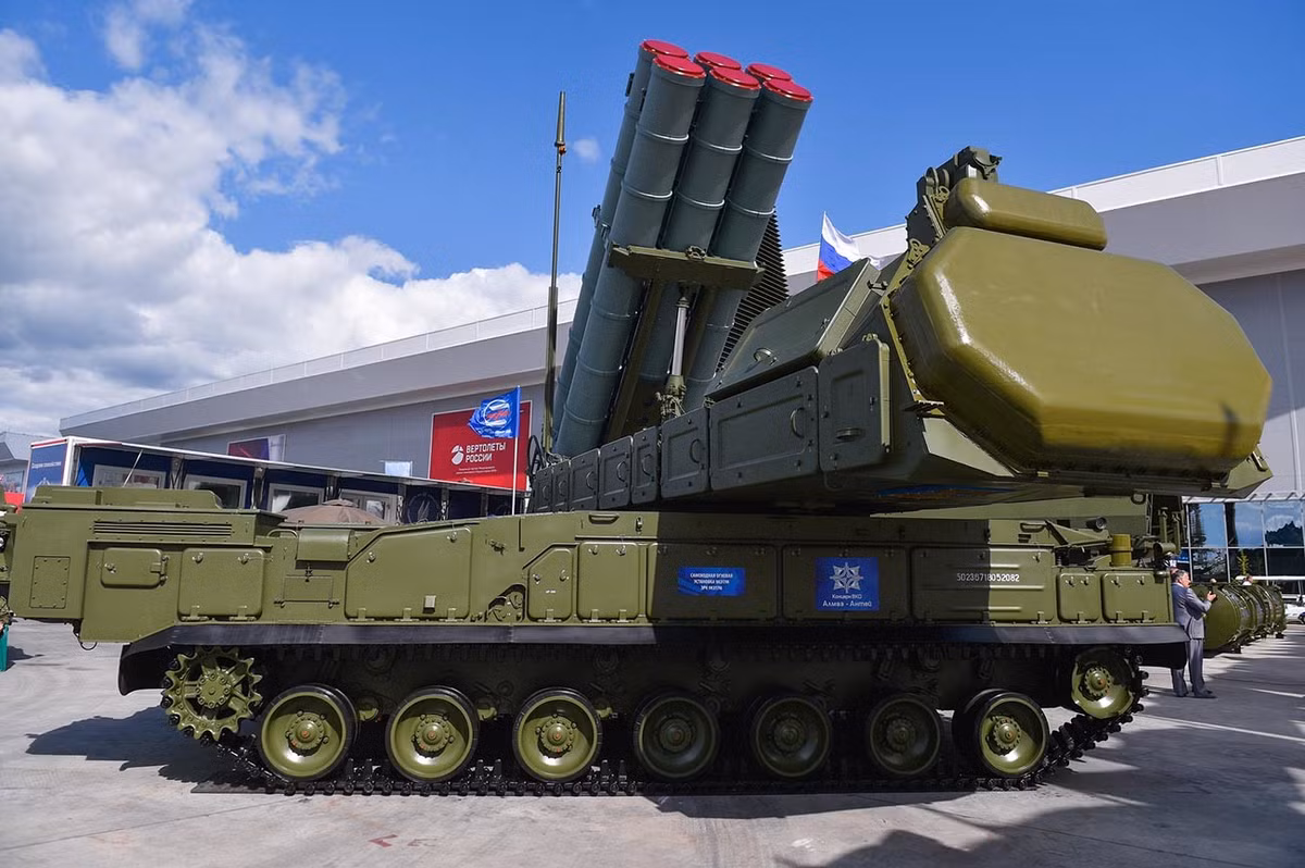 Và hoá ra, không phải là loại hệ thống phòng không nào trên thế giới cũng có thể sở hữu “sự tự tin” như Buk-M3 của Nga trong công cuộc đánh chặn các mục tiêu tên lửa đạn đạo bay với vận tốc cao đến như vậy.