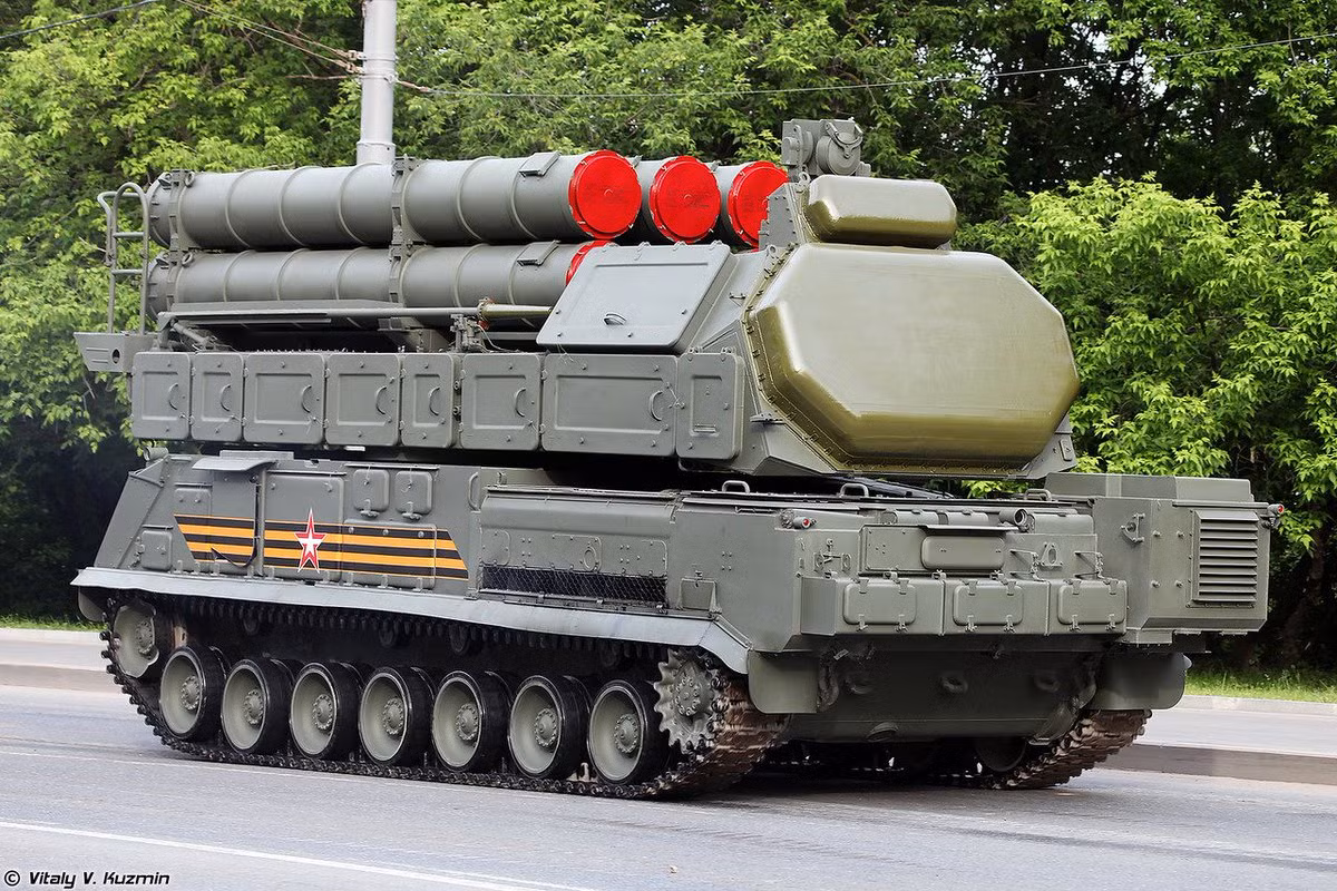 Đặc biệt, hệ thống tên lửa phòng không của Buk-M3 được thiết kế đặt trong các thùng chứa đặc chế, điều mà chúng ta chỉ thấy trên các hệ thống phòng không tên lửa như S-300 hay S-400 của Nga.