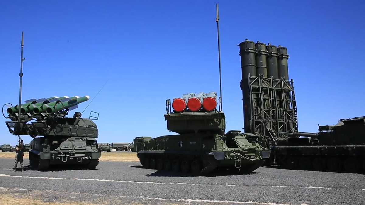 Và để vận hành tối ưu, tất cả bộ phận trên tổ hợp phòng không tên lửa Buk-M3 này đều được phát triển để hoạt động tốt mọi điều kiện thời tiết, từ -50 độ đến 65 độ C, độ ẩm 100% (kể cả là trận mưa nhiệt đới), mọi “phong ba bão táp”, và chiến đấu tích cực liên tục trong 48 giờ liên tục.