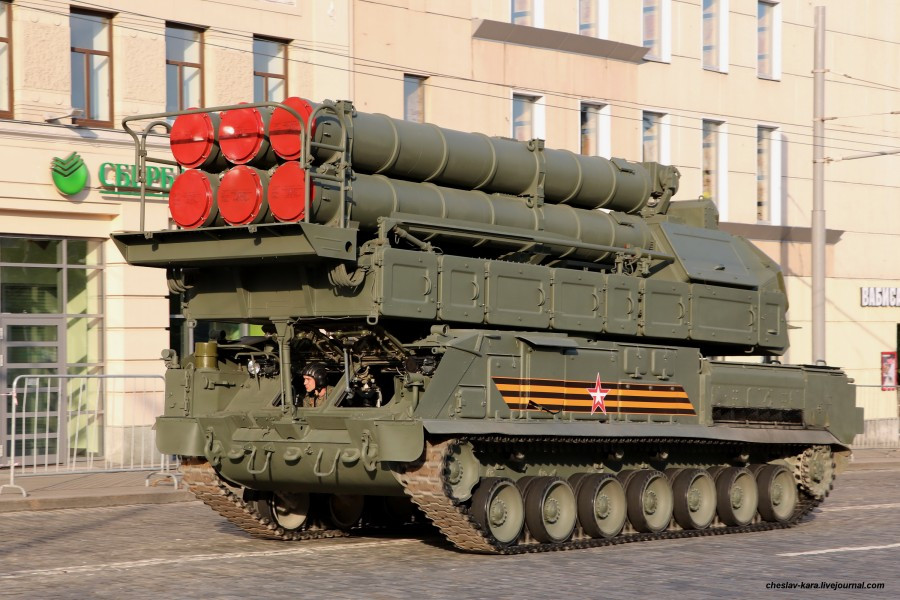 Đồng thời, hệ thống phòng không tên lửa tối tân này của Nga cũng được trang bị lớp phòng thủ cẩn thận, bảo bệ chúng khỏi bom – mìn, giảm thiểu tối đa khả năng kíp lái phải chịu chấn thương nặng nề và chấn thương, ngay cả khi “rủi ro” nhất là bị nổ tung.