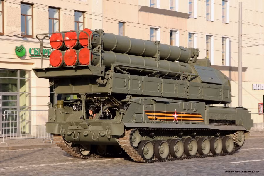 Đồng thời, hệ thống phòng không tên lửa tối tân này của Nga cũng được trang bị lớp phòng thủ cẩn thận, bảo bệ chúng khỏi bom – mìn, giảm thiểu tối đa khả năng kíp lái phải chịu chấn thương nặng nề và chấn thương, ngay cả khi “rủi ro” nhất là bị nổ tung.