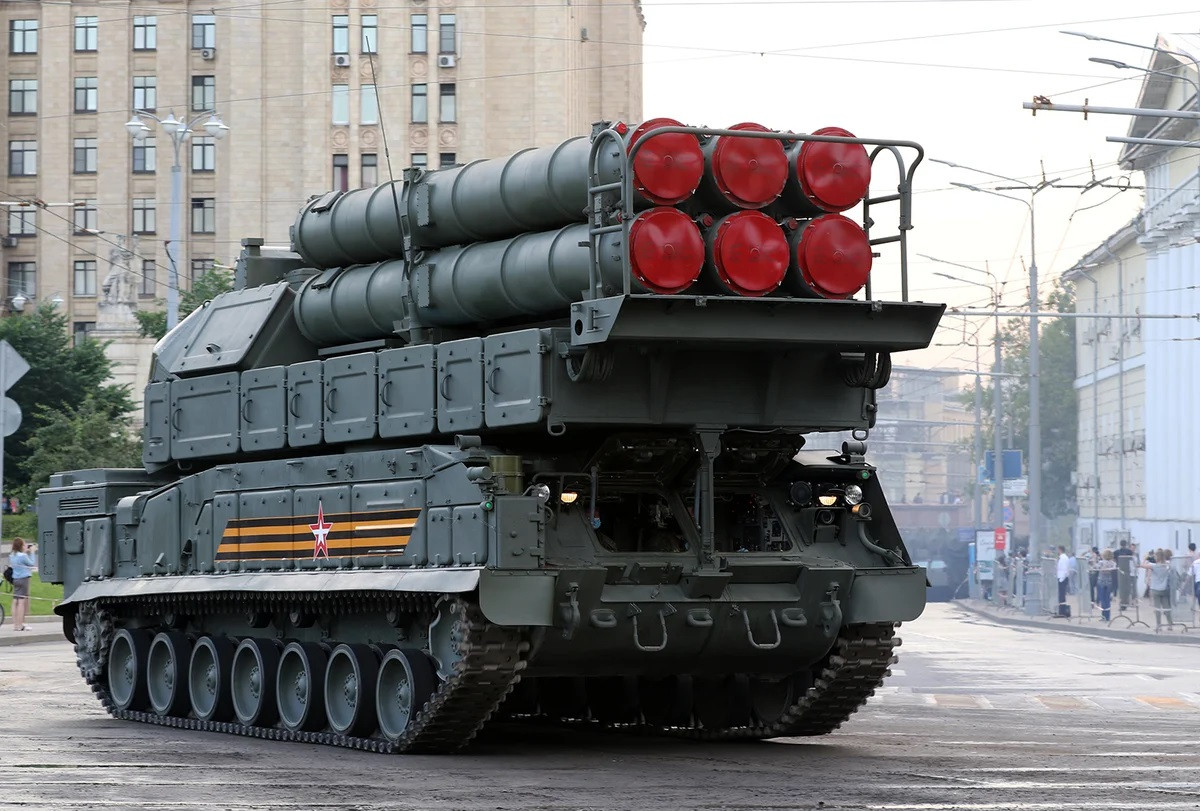 Trong khuôn khổ buổi hành quân, có tới 12 chiếc xe bánh xích đang di chuyển với tốc độ lên tới 65km/h, và đặc biệt, lái xe của Buk-M3 còn có thể sử dụng hệ thống điều khiển hiệu chỉnh, hướng dẫn nó từ hình ảnh từ quay video.