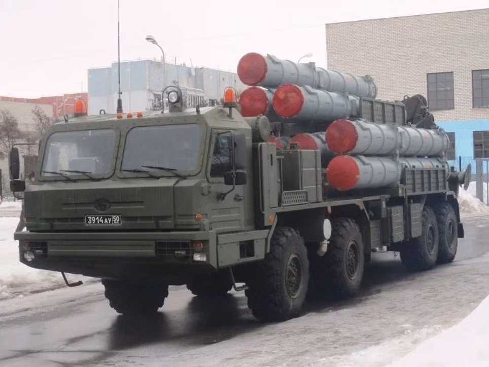 Còn về sự cải tiến trong mặt vũ trang, các Buk-M3 hoàn toàn không giống với “đàn anh” Buk-M2 của mình, nó có thể mang tới 12 tên lửa dự trữ thay vì 8 quả như trên Buk-M2. Ngoài ra, mỗi bệ phóng trên Buk-M3 sẽ mang sẵn 6 quả tên lửa thay vì chỉ có 4 quả.