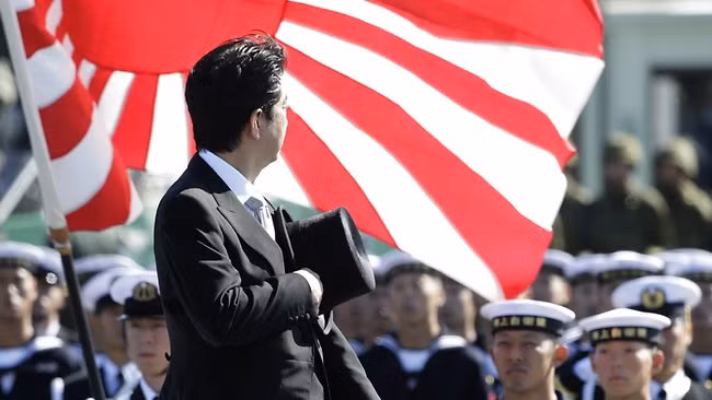 Động thái này của Hải quân Nhật Bản là rất bất ngờ, làm nhiều người phải nhướn mày, nhất là khi trong bối cảnh Hiến pháp Hoà bình của quốc gia này, vốn dĩ là giới hạn khả năng quân sự của nước này đối với khả năng phòng thủ.