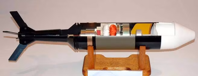 Vì sao? Vì chúng mang theo mình loại đạn thông minh “nguy hiểm chết người” có tên là KSTAM-II, loại đạn tối tân này mang theo mình khả năng vượt trội khi có thể tự động phát hiện “điểm chết” của xe tăng đối phương.