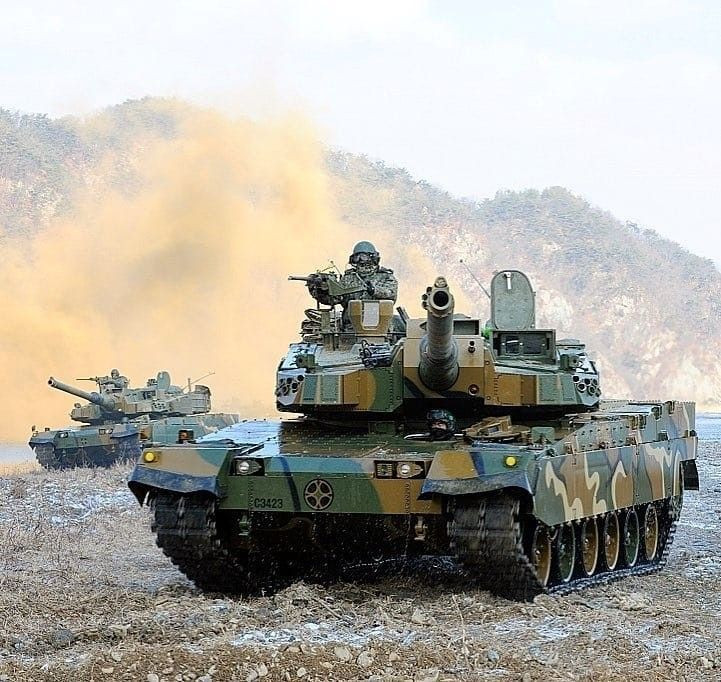 Ngoài ra, trên các K2 còn có các súng máy cỡ 12,7mm và súng máy cỡ 7,62mm trên chúng, mang lại hiệu quả tác chiến lớn khi kết hợp cùng loại tên lửa “chết người” kia của Hàn Quốc.