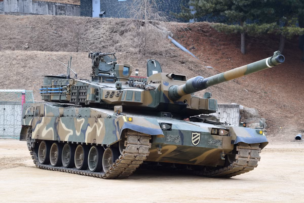 Tiếp sau dòng chiến xa của Mỹ, chúng ta có sự xuất hiện của K2 Black Panther, loại MBT của Hàn Quốc. Dòng xe tăng chiến đấu chủ lực của Hàn Quốc cũng được đánh giá là một “con quái thú” rất thú vị.