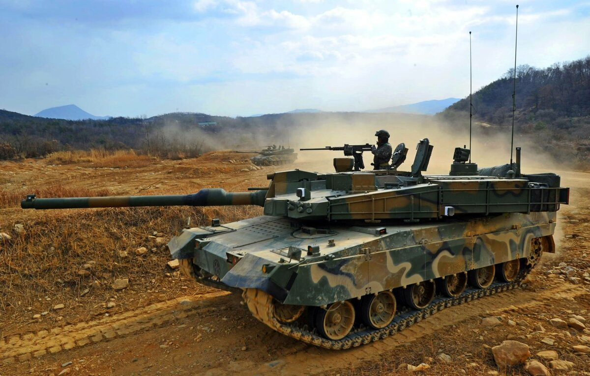 Với hệ thống vũ trang của mình, các MBT “Báo đen” mang trọng lượng là 55 tấn, được đánh giá là khá khiêm tốn nhưng lại là nền tảng tốt cho sự cơ động của chúng. Kích thước của K2 lần lượt là, chiều dài thân 10.8m, chiều rộng xe tăng 3.6m và chiều cao là 2.4m. Với sự xuất hiện của 3 binh sĩ trong kíp lái để vận hành nó.