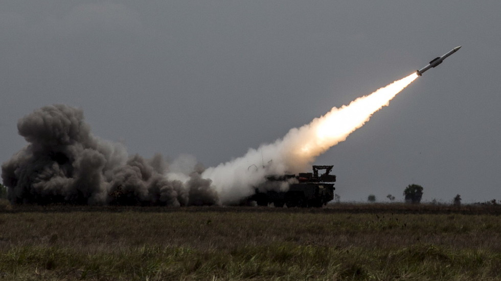 Và khi triển khai hệ thống Buk-M2E này, chỉ cần mất 5 phút cho sự chuẩn bị và tiến hành phóng tên lửa để đánh chặn sự công kích từ đối thủ. Nó có thể tiêu diệt các mục tiêu tên lửa trong vòng 20km, độ cao 100m.