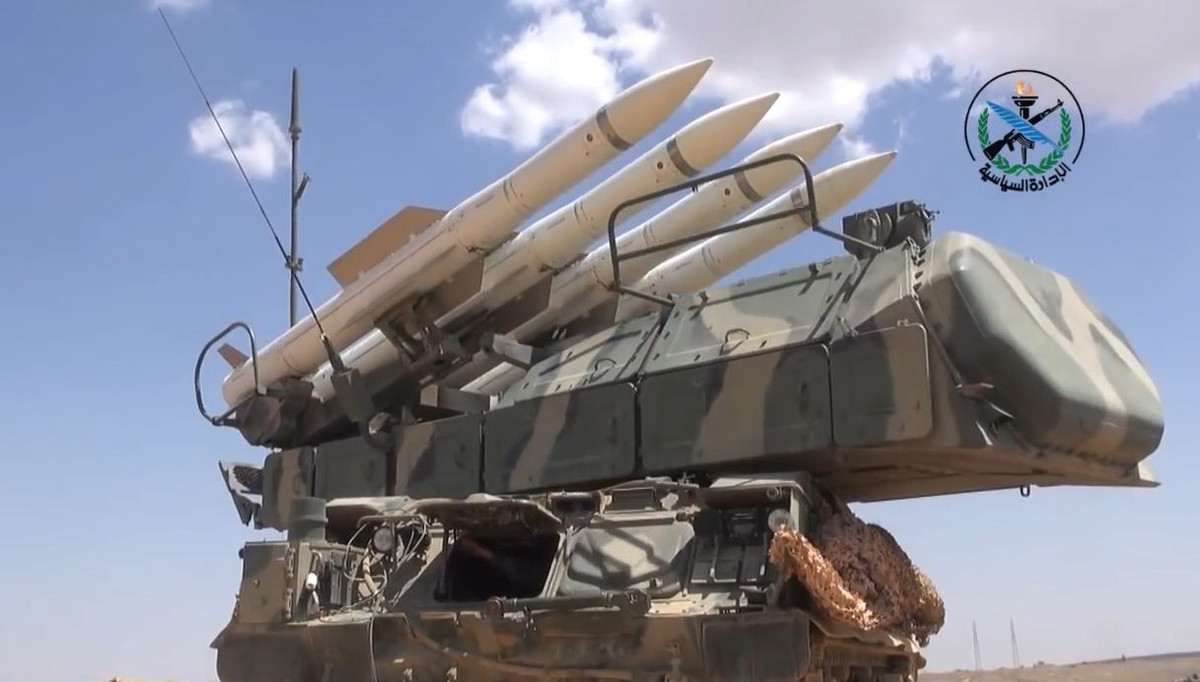 Đầu tiên, chúng ta có sự xuất hiện của Buk-M2E, đây là một hệ thống SAM tầm trung của Quân đội Nga, là một biến thể hiện đại hóa của nền tảng phòng không Buk-M2.