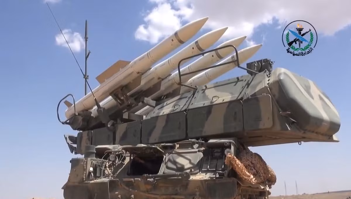 Đầu tiên, chúng ta có sự xuất hiện của Buk-M2E, đây là một hệ thống SAM tầm trung của Quân đội Nga, là một biến thể hiện đại hóa của nền tảng phòng không Buk-M2.