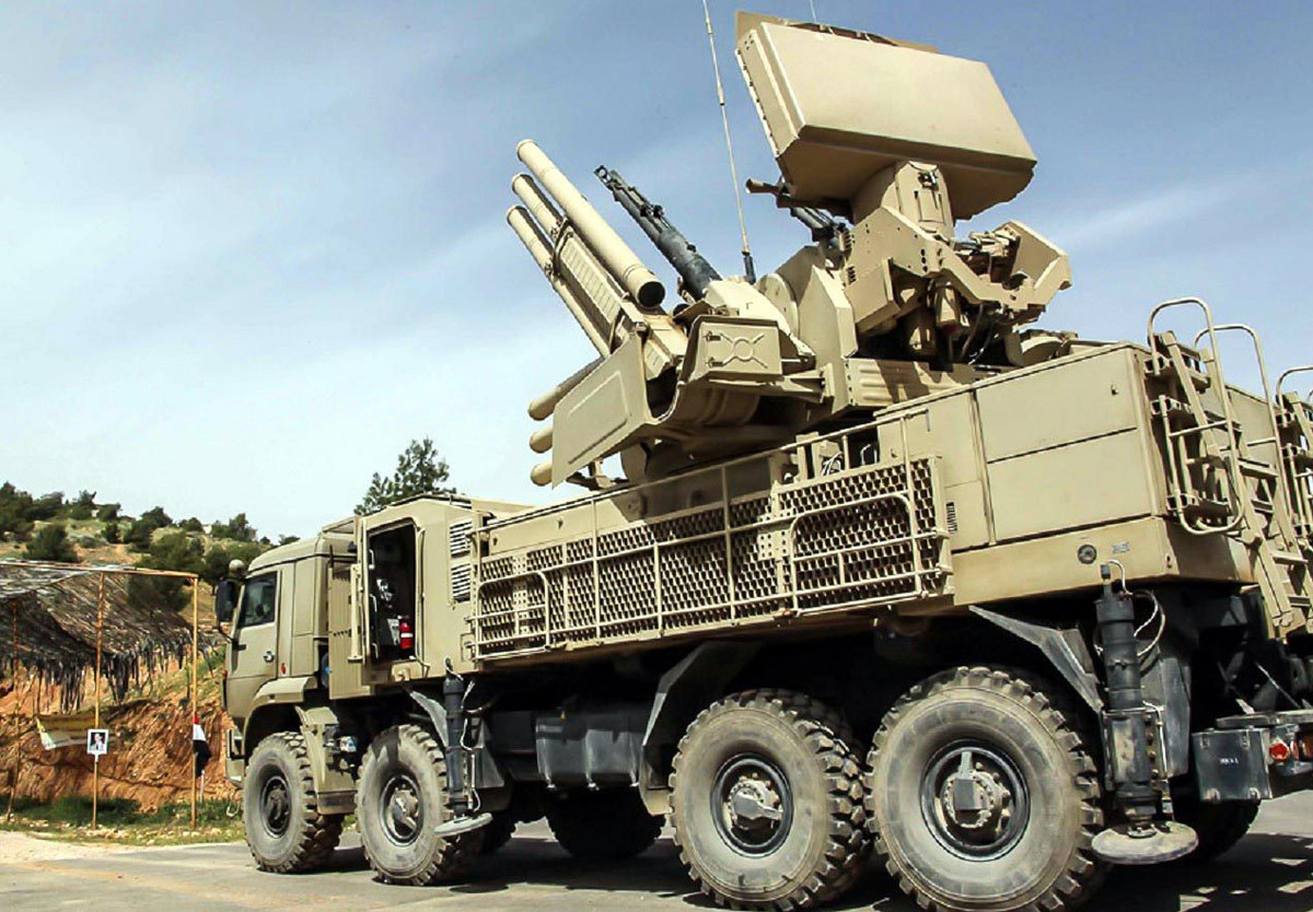 Về hệ thống này, Pantsir-S1 là một hệ thống tên lửa phòng không kết hợp pháo phòng không tự hành thuộc biên chế Quân đội Nga, là một trong những nền tảng phòng thủ được tin tưởng nhất trên thế giới của Nga.