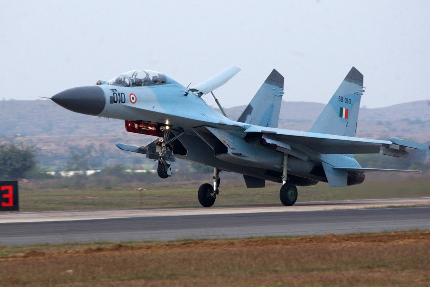 Sukhoi Su-30 sở hữu chiều dài thân là 21.9m, sải cánh tương đối rộng 14.7m và chiều cao là 6.36m. Là một loại chiến đấu cơ 2 chỗ trong buông lái và có trọng lượng cất cánh tối đa là 34.500kg.