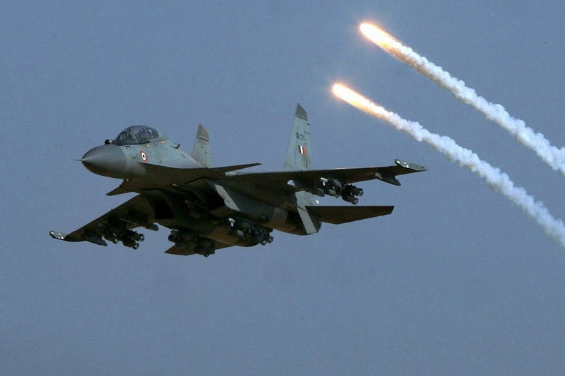 Một số loại rocket xuất hiện trên Su-30 bao gồm S-8KOM/BM/OM, S-13T/OF và S-25OFM-PU. Cùng với đó là các loại tên lửa không đối không như R27R/ER/T/ET/P, R-37E, RVV-AE hay Kh-29T/L, Kh-59M/ME, v.v.