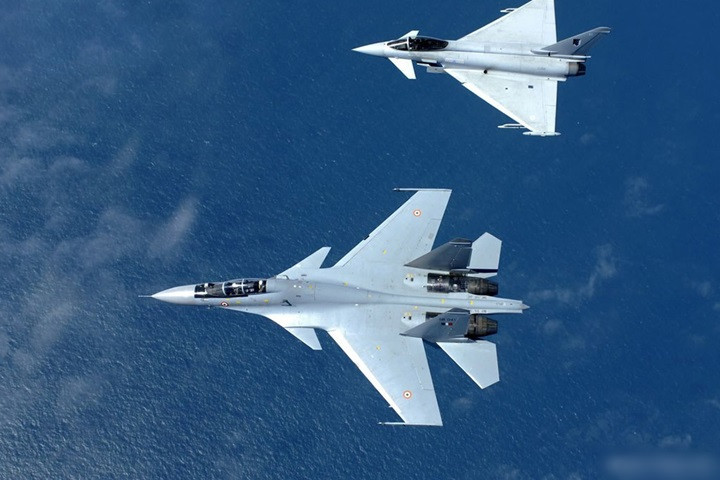 Su-30 có tầm bay là 3.000km, trần bay đạt 17,3km và đảm bảo tác chiến trên không trong vòng 3-5 tiếng. Nhưng nếu được tiếp nhiên liệu trên không, tiêm kích này có thể đạt tới tầm hoạt động 5.200km với 10 tiếng tác chiến bền bỉ.