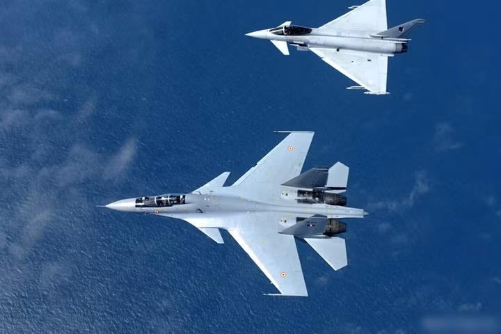 Su-30 có tầm bay là 3.000km, trần bay đạt 17,3km và đảm bảo tác chiến trên không trong vòng 3-5 tiếng. Nhưng nếu được tiếp nhiên liệu trên không, tiêm kích này có thể đạt tới tầm hoạt động 5.200km với 10 tiếng tác chiến bền bỉ.