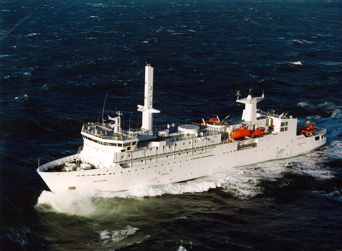 Dupuy de Lôme cũng được trang bị 2 động cơ Mak 9M25, cho phép nó di chuyển với vận tốc tối đa lên tới 16 hải lý/giờ.