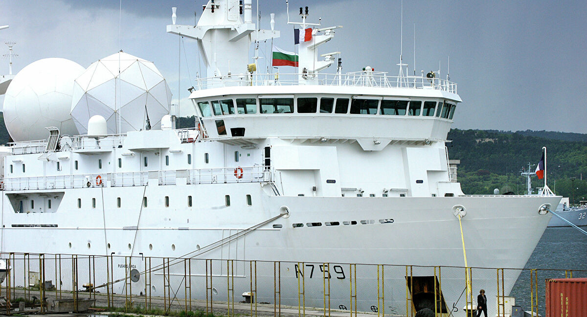 Dupuy de Lôme (A759) là một con tàu được tạo ra nhằm mục đích thu thập tín hiệu và thông tin bên ngoài phòng tuyến của đối phương. Con tàu được đưa vào biên chế Hải quân Pháp vào tháng 4/2006.