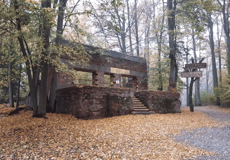 Dự kiến theo kế hoạch đề ra, hành động ám sát Hitler sẽ diễn ra vào ngày 20-/7/1944 tại ngay căn cứ tư lệnh khu Rastenburg thuộc Đông Phổ (hay còn gọi là “Hang sói”), nhưng cuối cùng thì Hitler đã may mắn sống sót, chiến dịch đã thất bại. Nguồn ảnh: vietnamdaily.