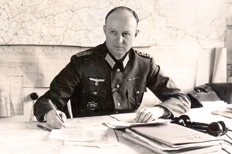 Và vào tháng 8-9/1943, ông Tresckow là người đã soạn thảo kế hoạch cho Chiến dịch Valkyrie, được sửa đổi với những bổ sung mới. Nguồn ảnh: lanacion.com.ar.