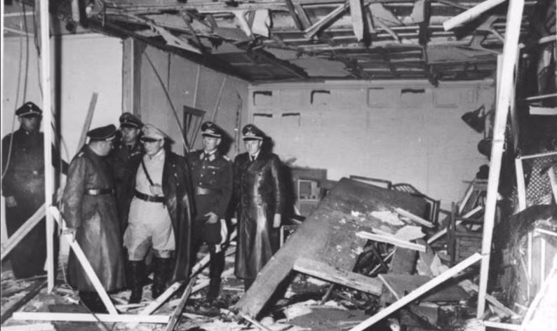 Trong số các kế hoạch ám sát mình, buồn cười thay, Hitler đã có một lần bị nhắm đến bới chính những binh lính dưới trướng trong đế chế của mình lên kế hoạch, một kế hoạch “động trời” mang tên Chiến dịch Valkyrie đã diễn ra. Nguồn ảnh: history.com.