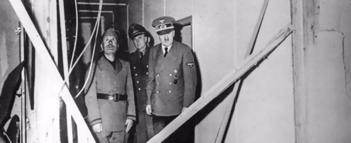 Đúng vào khoảnh khắc kim đồng hồ chỉ 12h42 cùng ngày, quả bom đã thực sự nổ, nhưng không rõ lý do nào, Hitler lại may mắn thoát chết. Nguồn ảnh: Military-History.