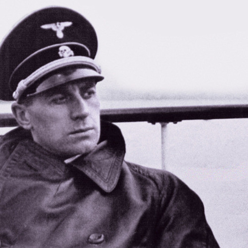 Nhưng trái ngược hoàn toàn với những gì ông tin tưởng, Hitler đã không chết, một hành động vô tình của Brandt (một sĩ quan trong cuộc họp) là di chuyển chiếc cặp ra xa khỏi tên trùm để đỡ vướng chân. Tuy nhiên, vụ nổ đã giết chết 4 người, với 7 người bị thương (bao gồm Hitler). Nguồn ảnh: thepricity.com.