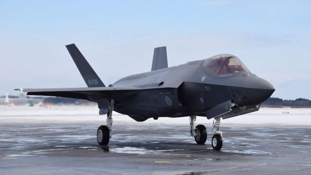 Về chiếc F-35B, đây là máy bay phản lực tân tiến nhất và cũng đắt nhất của Vương Quốc Anh hiện nay, là một phiên bản của dòng máy bay chiến đấu thế hệ thứ 5 F-35 Lightning II của Mỹ. Chiến đấu cơ này đồng thời cũng là mẫu chiến đấu cơ đắt nhất trên thế giới hiện nay, giá trị có thể lên tới hơn 200 triệu USD cho một chiếc đầy đủ vũ trang.