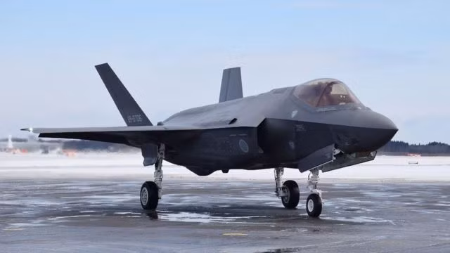 Về chiếc F-35B, đây là máy bay phản lực tân tiến nhất và cũng đắt nhất của Vương Quốc Anh hiện nay, là một phiên bản của dòng máy bay chiến đấu thế hệ thứ 5 F-35 Lightning II của Mỹ. Chiến đấu cơ này đồng thời cũng là mẫu chiến đấu cơ đắt nhất trên thế giới hiện nay, giá trị có thể lên tới hơn 200 triệu USD cho một chiếc đầy đủ vũ trang.